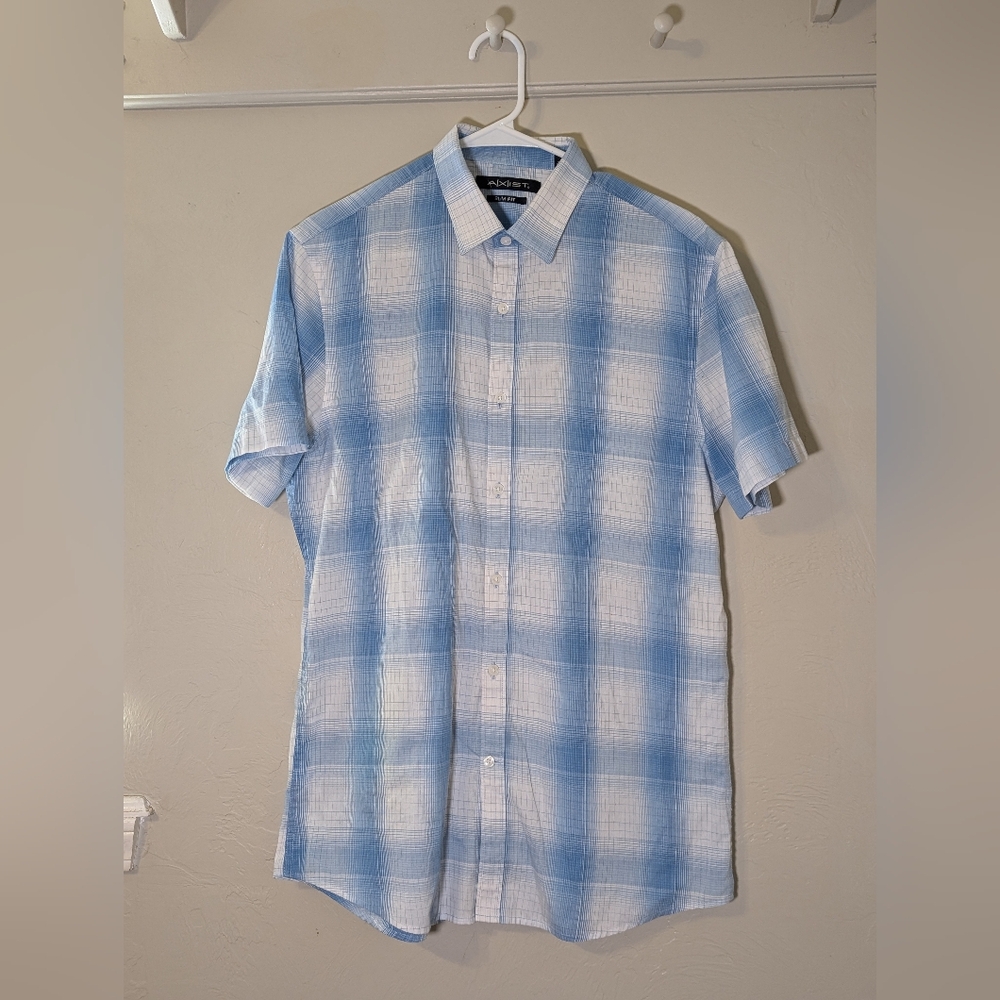 AXIST Medium Short Sleeve Button Up Shirt Blue and White